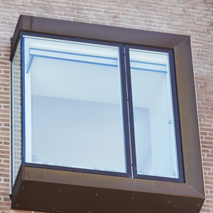 The silicone sealant is the least visible on the right pane