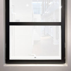 Reversible hinges at a close distance