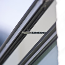 Topstyret vindue åbnet vha. el-motor