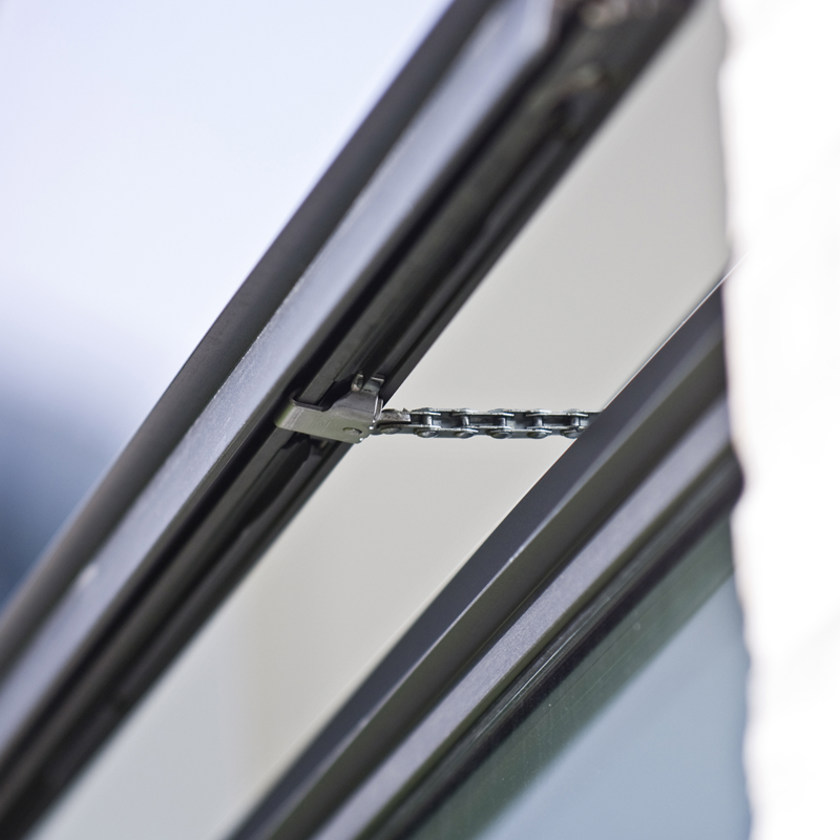 Topstyret vindue åbnet vha. el-motor