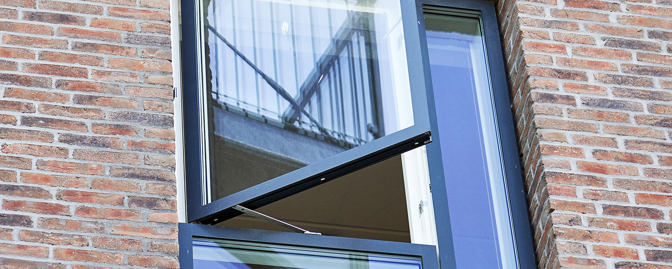 side guided window2 breaker 1370x550