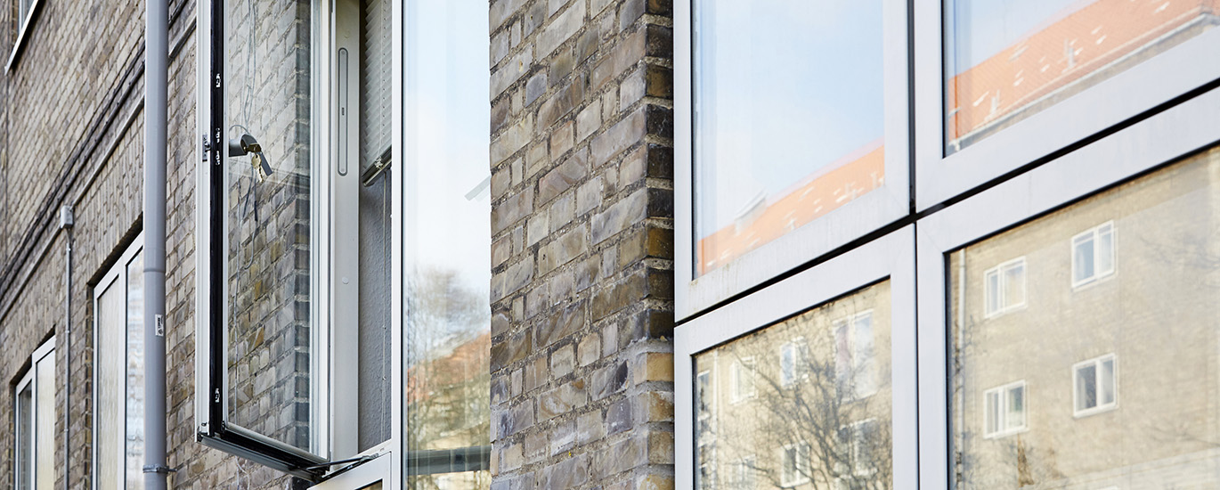 side guided window4 breaker 1370x550